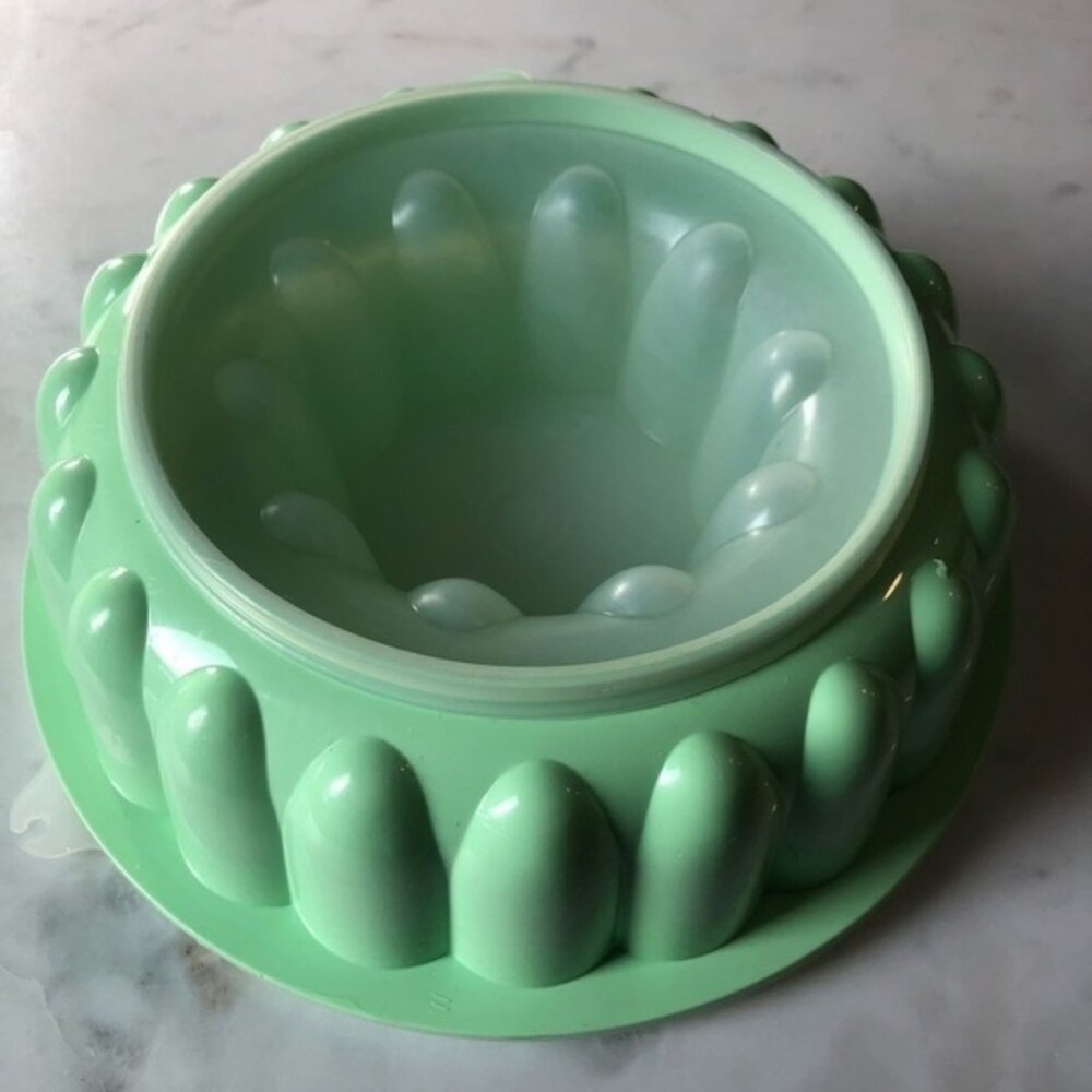 Vintage green Tupperware mold 1201-1 with lid  1203-6